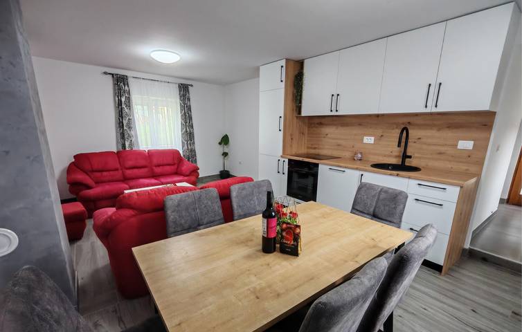 Gemütliche 75 m² große Wohnung mit WLAN, Waschmaschine, Klimaanlage, Parkplatz und Terrasse in Primorje-Gorski Kotar