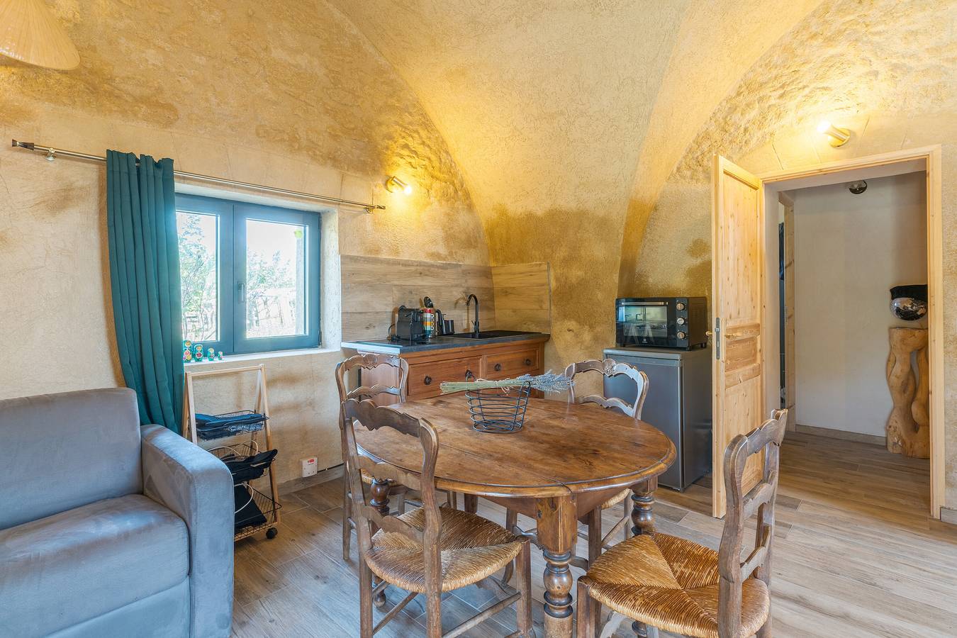 Ganzes Studio, Einzimmerapartment 'L'Amaryflor' mit privatem Garten in Vaugines, Regionaler Naturpark Luberon