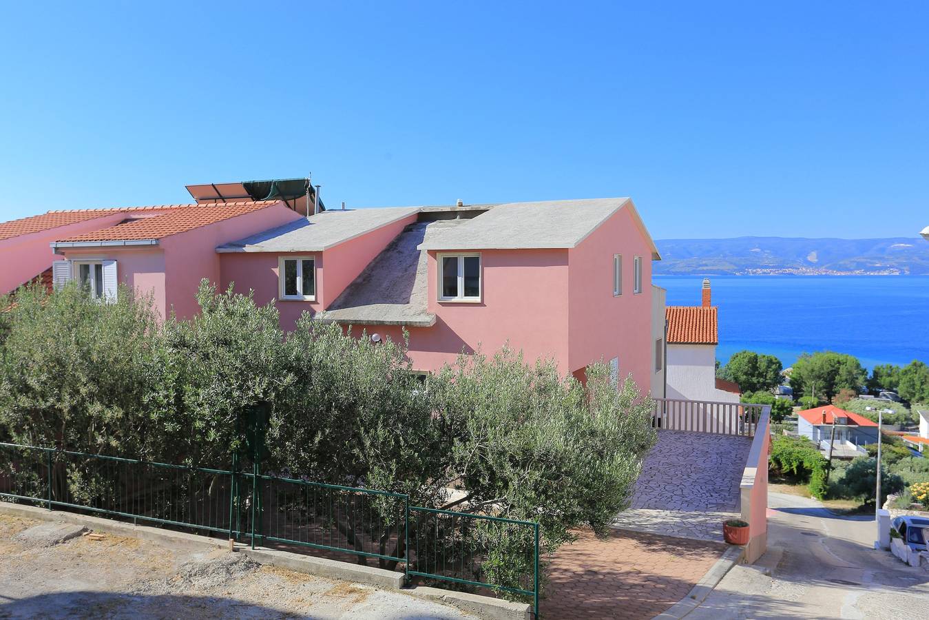 Ganze Wohnung, 2-Zimmer-Ferienwohnung mit Terrasse und Meerblick Duce (Omis) A-2737-c in Dugi Rat, Split-Dalmatien