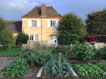 Gîte pour 6 personnes, avec terrasse et jardin dans Montceaux-l'Étoile