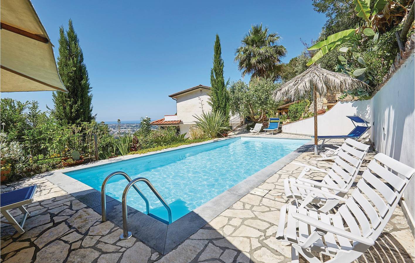 Geheel vakantieappartement, Zwembad met parkeerplaats en WiFi in Camaiore, Italiaanse Rivièra