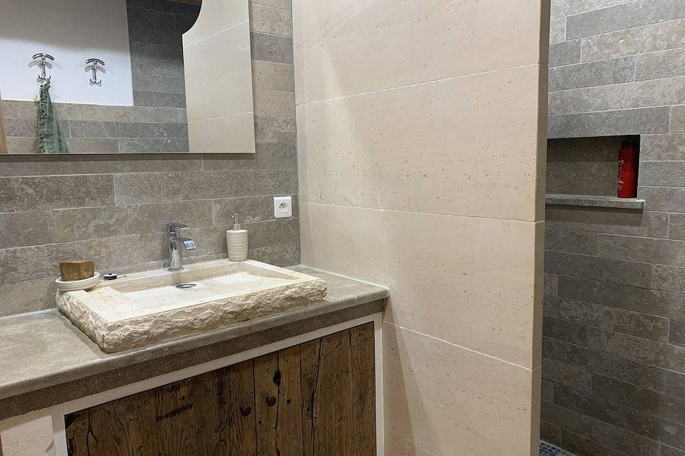 Alpilles, light-filled village house with air-con, courtyard, for 2 or 4 in Aureille, Arles und Umgebung