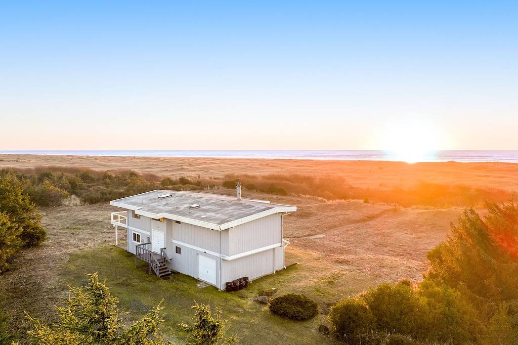 Private ocean view escape with large deck, Wifi, & wood-burning fireplace in Copalis Beach, Grays Harbor County