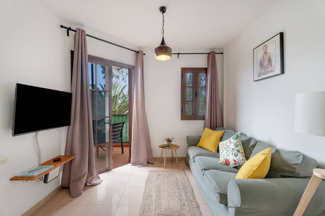 Entire apartment, Vacation 'Feel The Sun In Tenerife' with Mountain View, Shared Pool and Shared Garden in Costa del Silencio, Arona