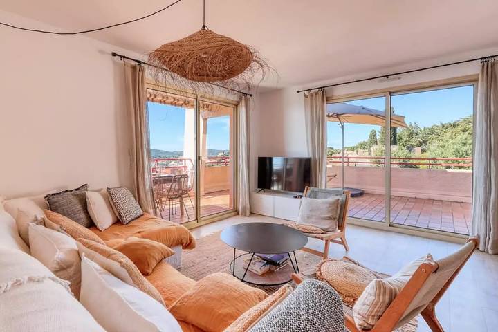 Vakantieappartement voor 6 personen, with Balkon and Terras as well as Zwembad and Uitzicht in Le Lavandou