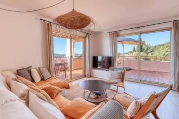 Gîte pour 6 personnes, avec piscine ainsi que vue et balcon dans Le Lavandou