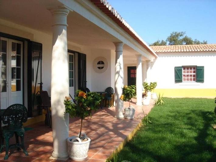 Location de vacances pour 3 personnes, avec balcon et vue ainsi que piscine et jardin dans Santo Estevão