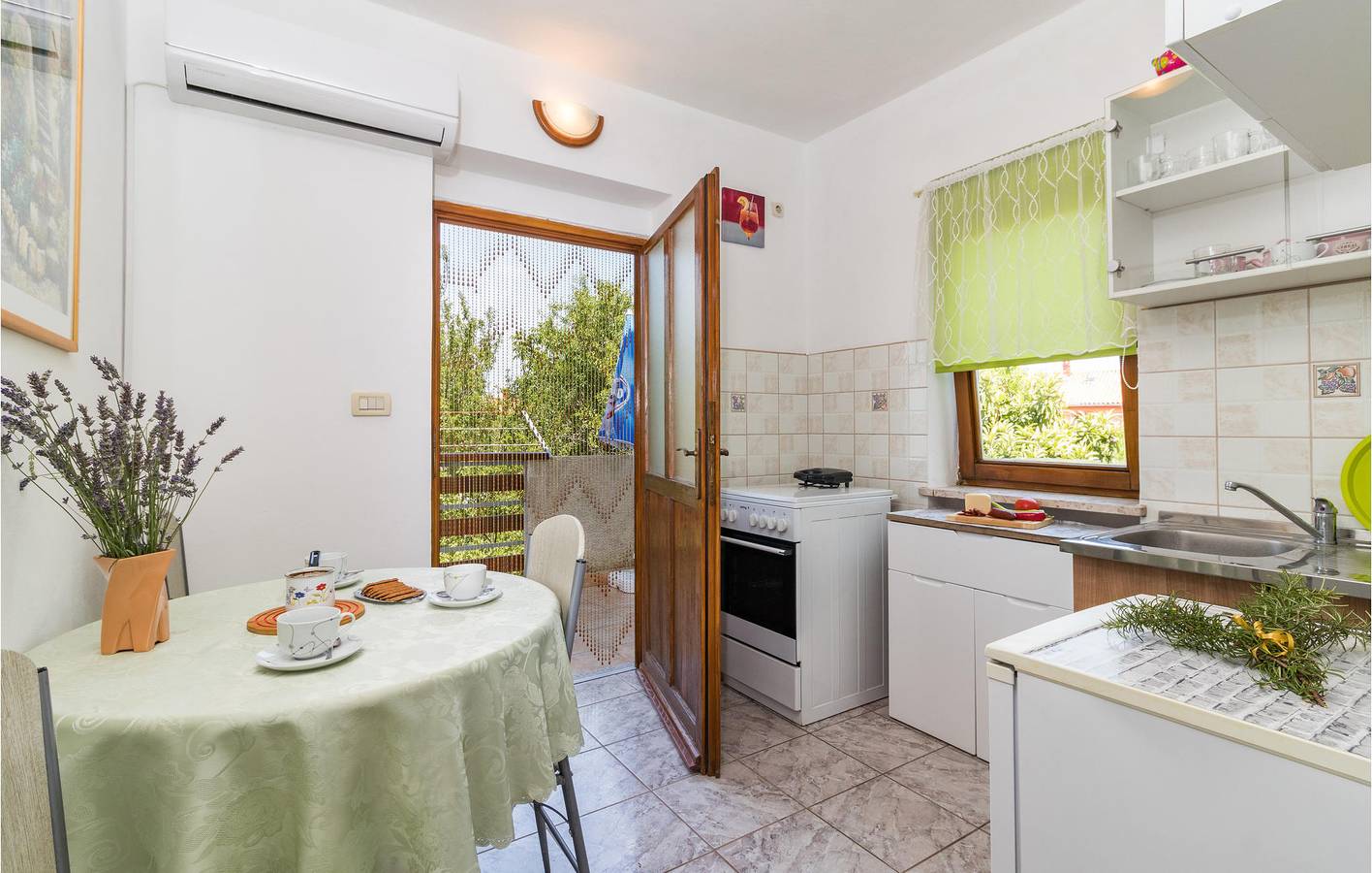 Appartamento intero, Appartamento vacanze per 2 persone con terrazza in Valbandon, Costa meridionale dell´Istria