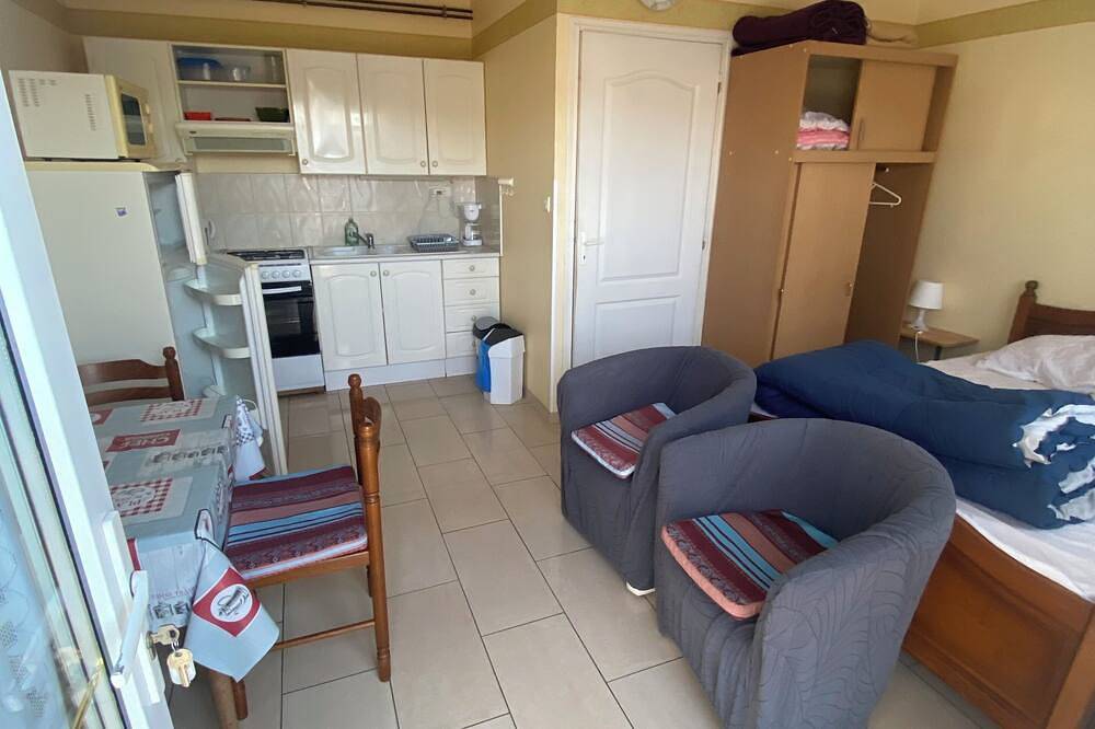 Apartamento entero, Ground-floor studio 2.5kms from town center, shops and casino. in Saint-Amand-les-Eaux, Región de Valenciennes