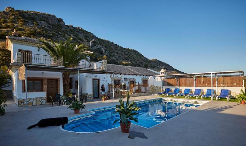 Apartamento para 11 personas, con piscina y jardín además de vistas al lago y vistas en Iznájar