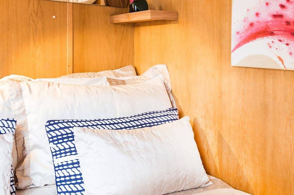 Luxury 4* Floating Houseboat in the heart of Edinburgh City Centre in Edinburgh, Edinburgh and Lothian