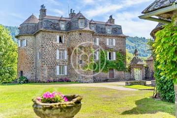 Location de vacances pour 8 personnes, avec piscine et jardin à Marmanhac