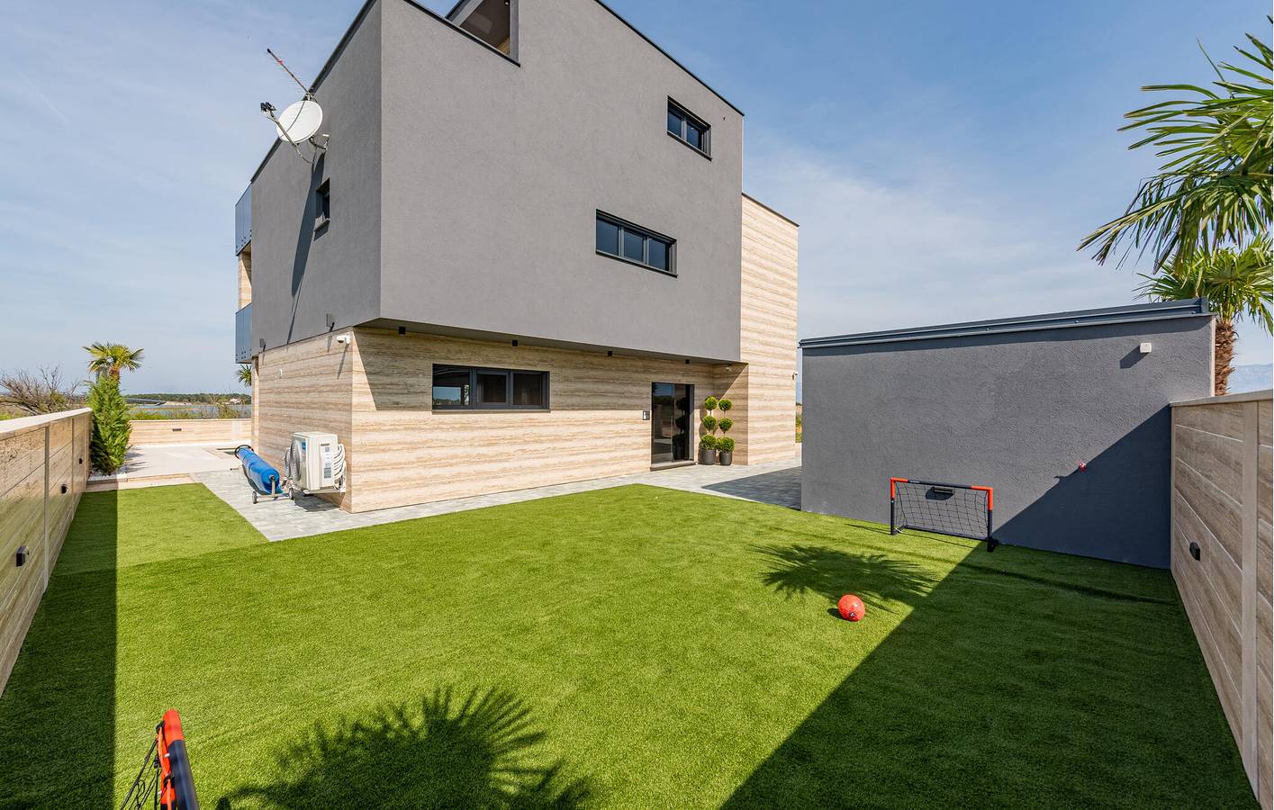 Geräumige Ferienwohnung mit 2 Schlafzimmern, Pool, WLAN und Parkplatz in der Nähe des Strandes von Privlaka in Privlaka, Zadar