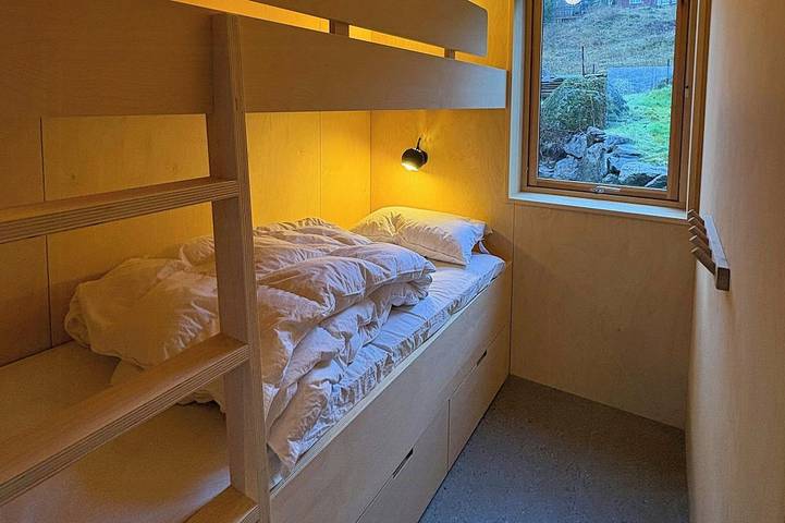 Von einem Architekten entworfene Hütte am See mit Sauna in Hole, Viken