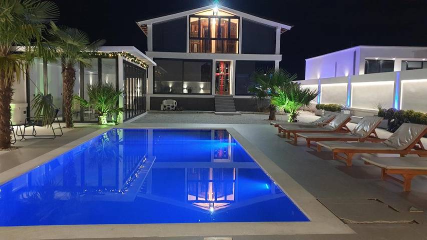 Chalet para 13 personas, con jardín y piscina, Se admiten mascotas - 1