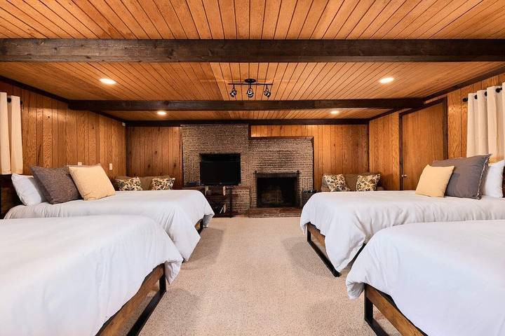 Vacation rental for 10 people, with yard and hot tub as well as balcony in Pikes Peak