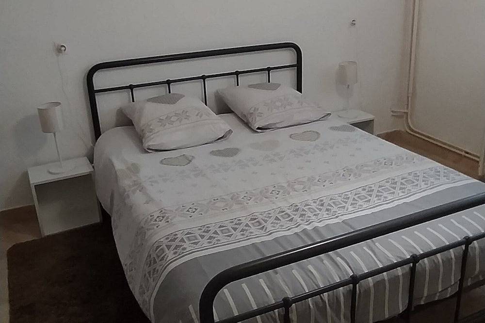 Comfortable 110m² air-conditioned gîte in the heart of Provence in La Barben, Aix-en-Provence region