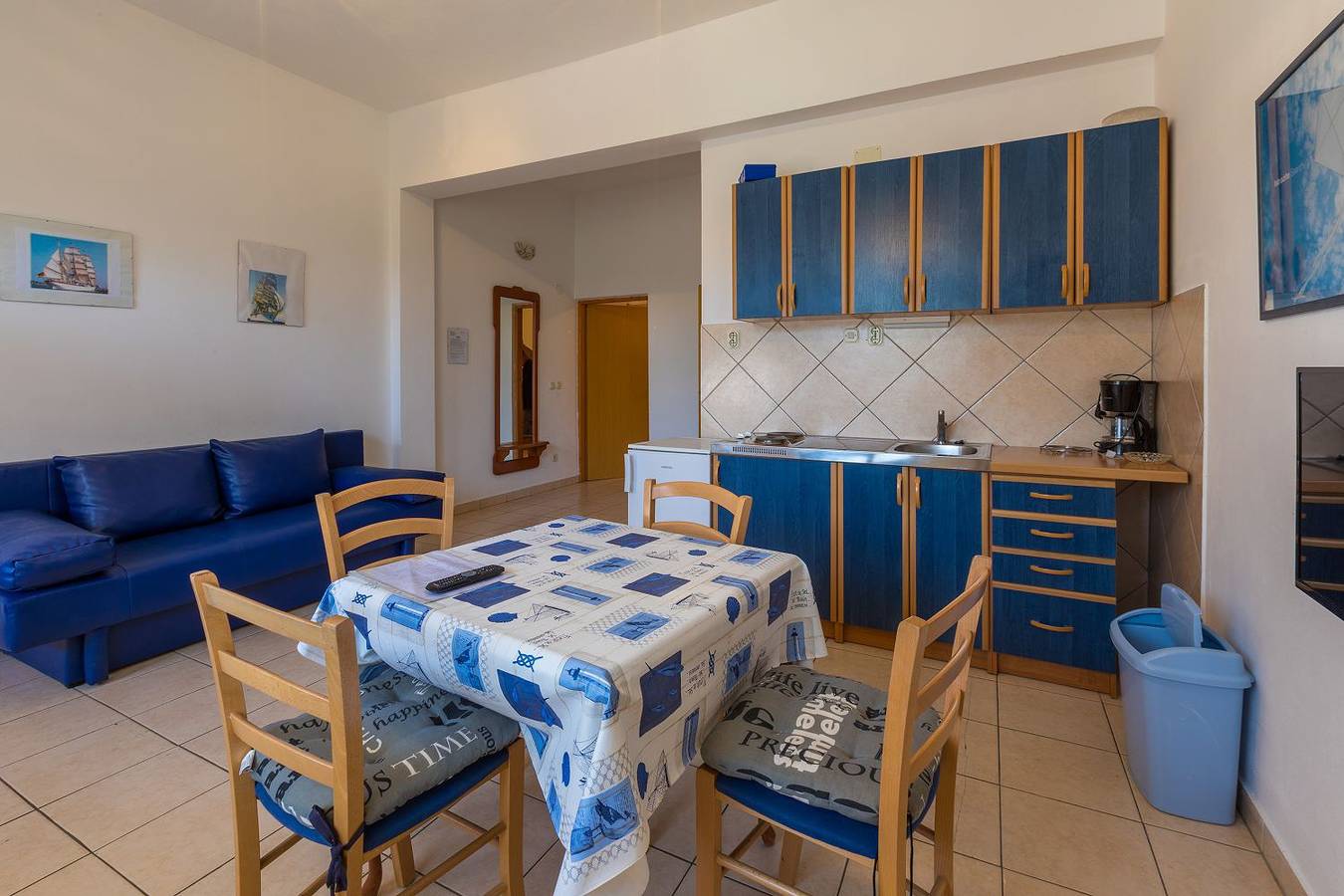 Ganze Wohnung, Preiswertes Familienapartment nur 100 Meter zum Strand mit privater Terrasse in Crikvenica, Primorje-Gorski Kotar