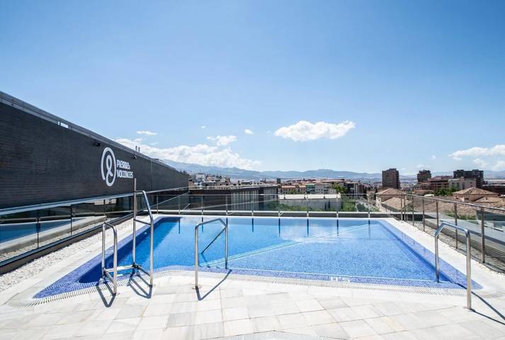 Hôtel pour 3 personnes, avec Terrasse ainsi que Piscine et Vue