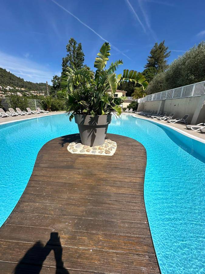 Chalet pour 5 personnes, avec jacuzzi et terrasse ainsi que jardin et piscine, animaux acceptés