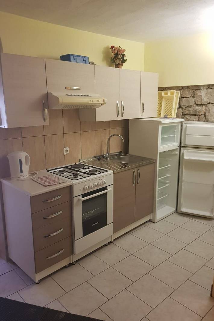 Ferienwohnung für 4 Personen, mit Balkon und Terrasse sowie Garten in Karlobag - 2