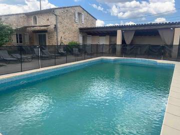 Location de vacances pour 10 personnes, avec terrasse ainsi que piscine et jacuzzi, animaux acceptés à Cavillargues