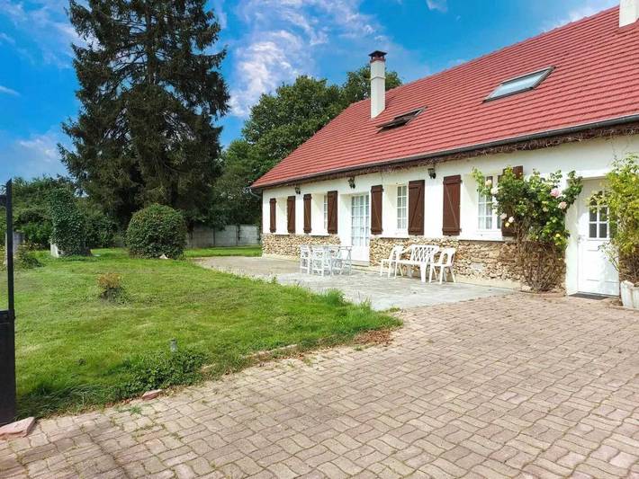 Location de vacances pour 15 personnes, avec terrasse et piscine à La Bazoche-Gouet