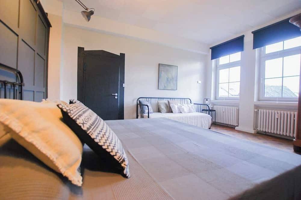 Ganze Wohnung, Living in history: Old School - Principal's flat in Bitburg, Eifelkreis Bitburg-Prüm