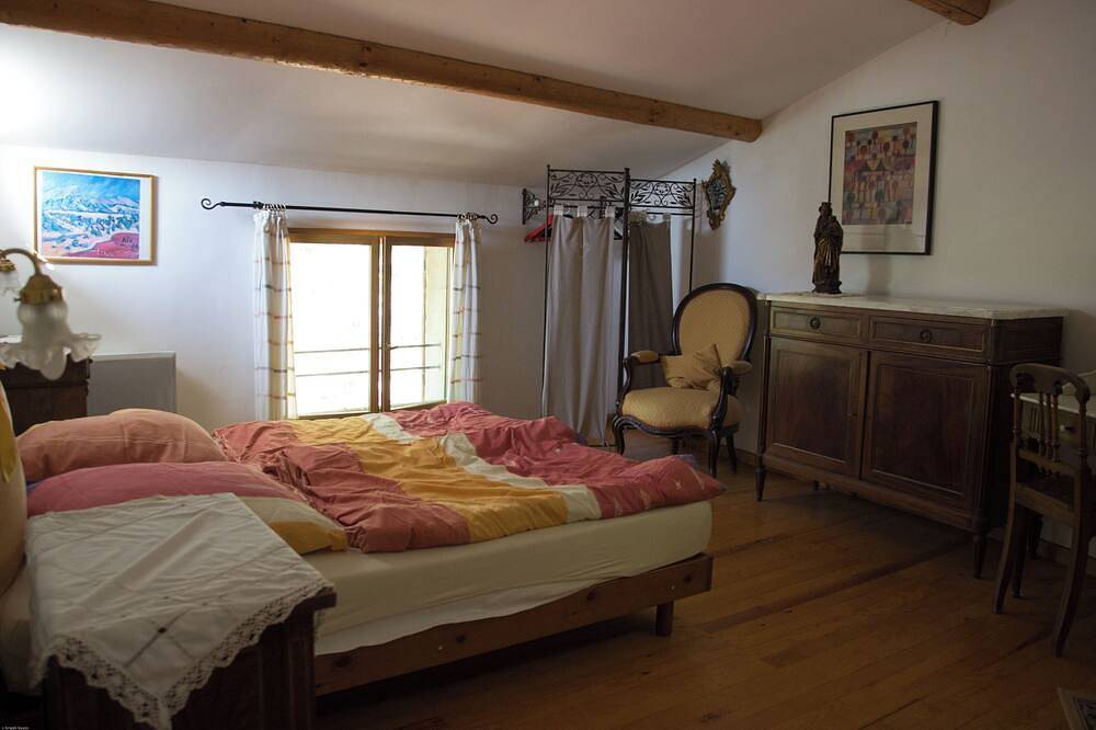 Natursteinhaus in malerischer Aussichtslage im Naturschutzgebiet der Dentelles in Sablet, Vaucluse