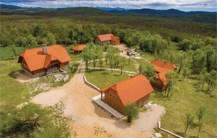 Reizende Ferienwohnung mit Pool, Terrasse und WLAN in Lika-Senj