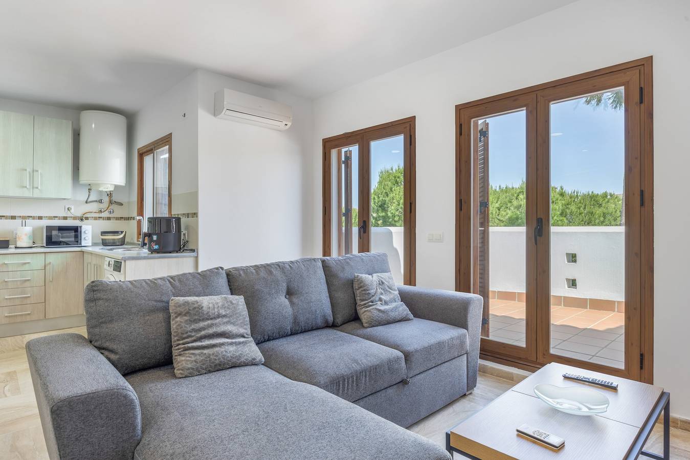 Apartamento entero, Apartamento 'Barrosa Essence' con piscina compartida, terraza y aire acondicionado in Playa La Barrosa, Chiclana de la Frontera