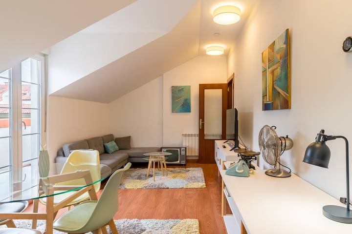 Apartamento entero, Apartamento 'Fabuloso' con vistas a la montaña, piscina compartida y Wi-Fi in Castañeda, Costa de Cantabria