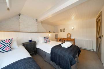 Villa for 4 Guests in Dundee, Angus, Picture 4