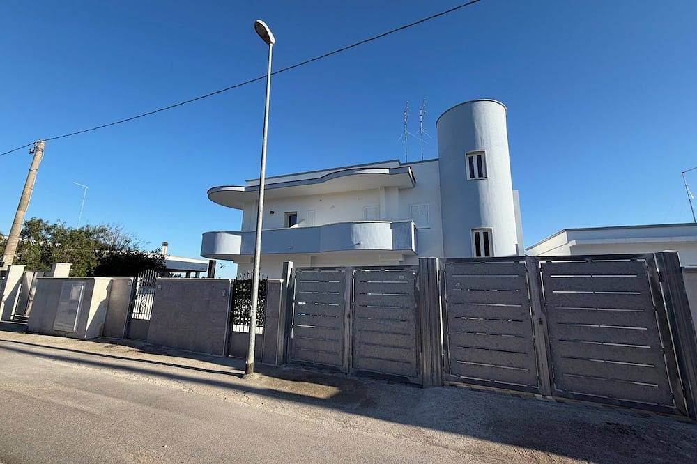 Appartement entier, Newly built vacation home sleeps 4 a few steps from the sea in Marina di Pulsano, Pulsano