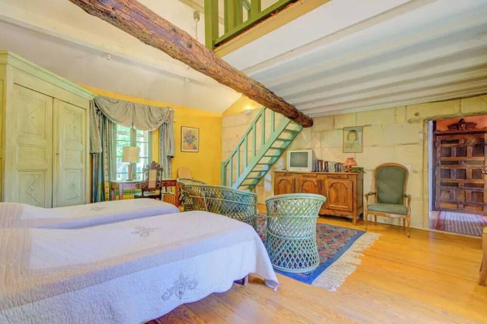 Entire apartment, Van Gogh - Sunny terrace overlooking the park in Fourques, Nimes region
