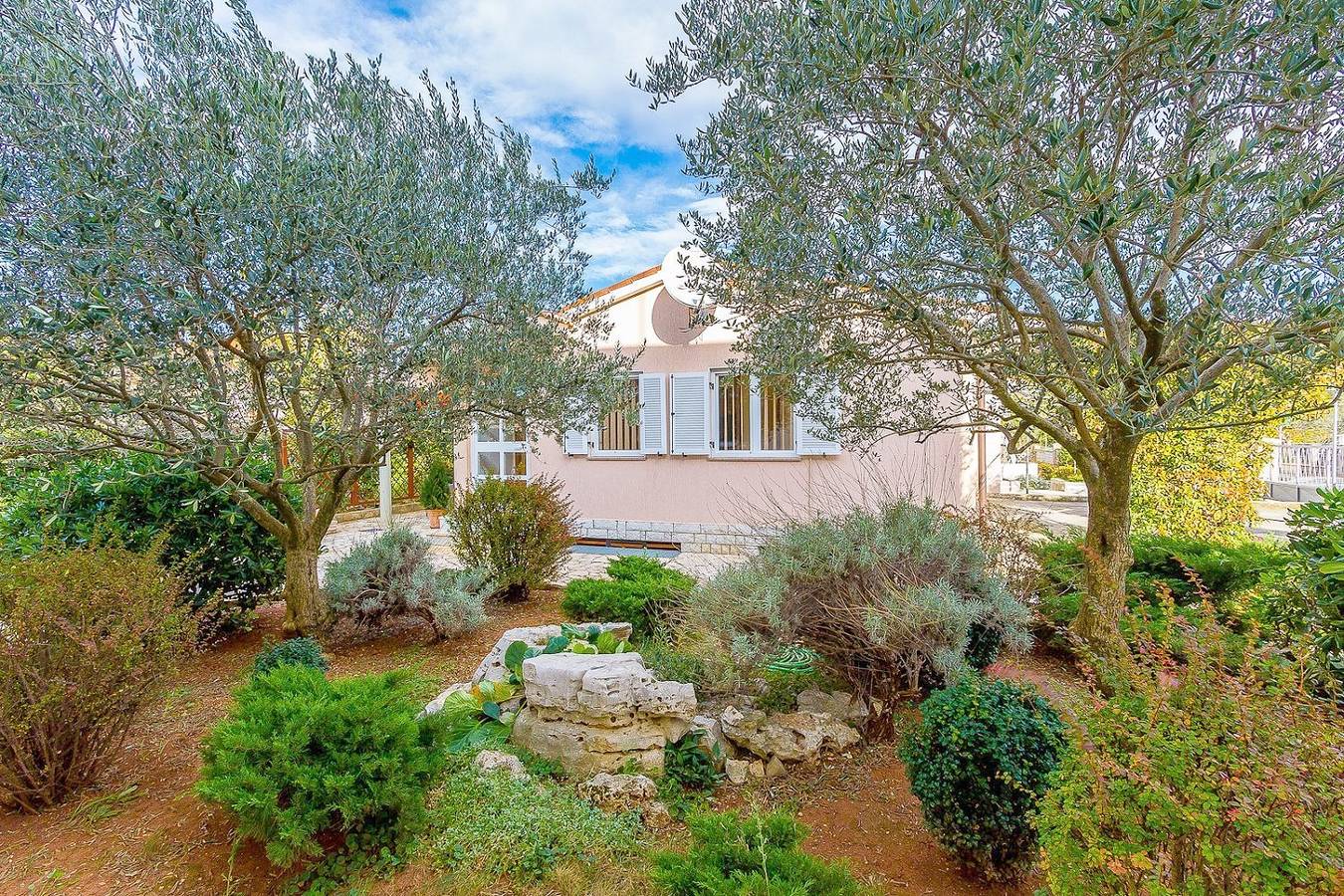 Feines günstiges Ferienhaus mit toller Terrasse in Pula-Medulin, Pula