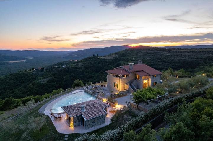 Ferienhaus für 6 Personen, mit Pool und Seeblick sowie Ausblick und Garten