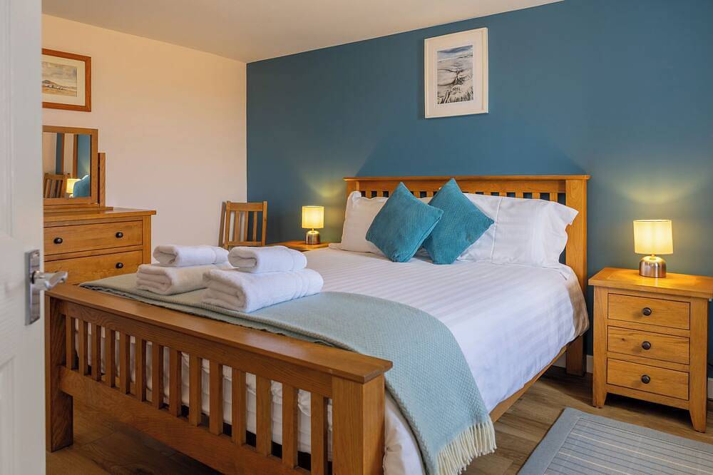 Kettle Cottage - Pet friendly, cosy Hebridean Cottage on North Uist in North Uist, Outer Hebrides