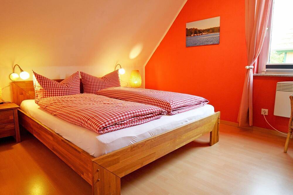 Mit Hund in Zislow, Plauer See