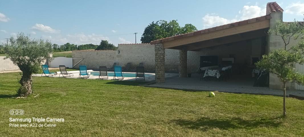 Gîte pour 15 personnes, avec terrasse ainsi que jardin et piscine en Charente-Maritime - 2