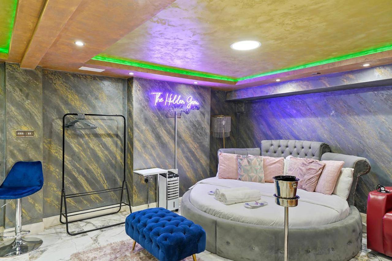 Entire apartment, Hidden Gem Lt Properties Jaccuzi bath massage chair Superkingsize bed Parking available in Luton, Chiltern Hills