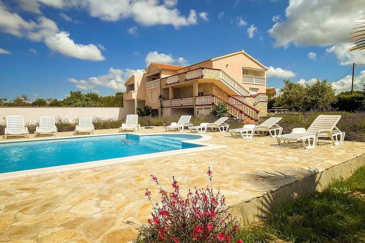 Ferienhaus für 10 Personen, mit Pool und Balkon sowie Garten