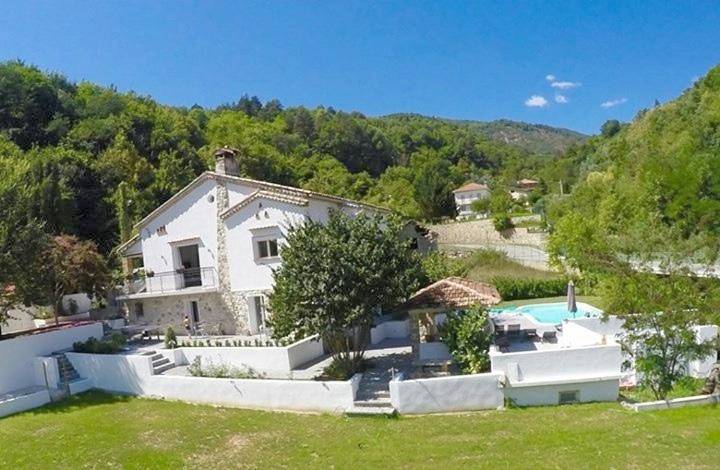 Location de vacances pour 2 personnes, avec jardin ainsi que piscine et vue à Lantosque - 3
