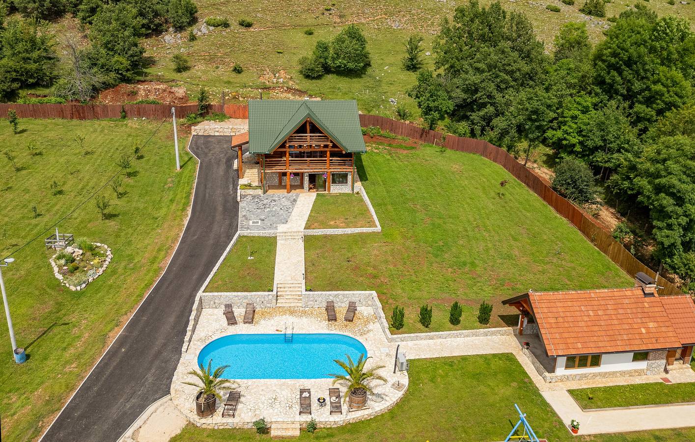Geräumige 2-Zimmer-Wohnung mit Pool, Grill und WLAN in der Nähe des Flusses Lika in Gospitsch, Lika-Senj