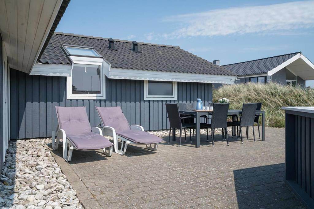Dieses sehr gepflegte Ferienhaus befindet sich auf einem schönen, hügeligen Naturgrund in ruhiger Umgebung.  in Henne, Varde