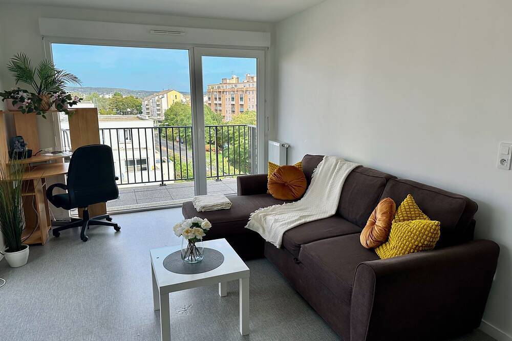 Appartement entier, Cozy Modern 1Br w/ Balcony - 30 mins from Paris! in Sannois, Val-d'Oise