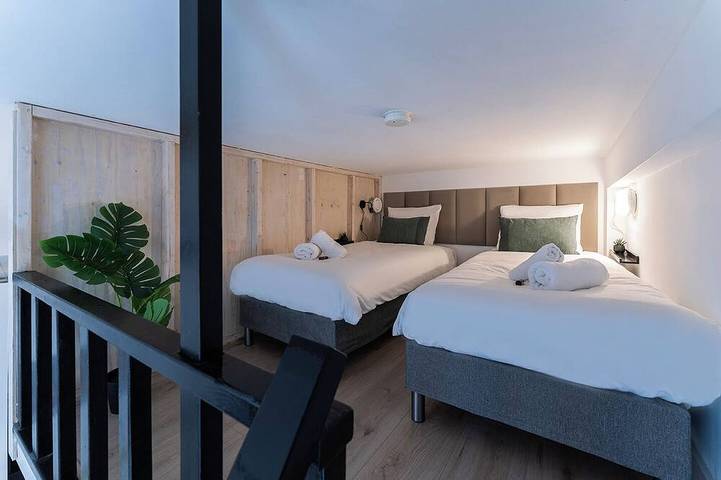 Ganze Wohnung, Stilvolles Loft mit 2 Schlafzimmern im Herzen von Tilburg. Modern, hell und komplett ausgestattet mit Küche, schnellem WLAN, Smart-TV und Arbeitsbereich – perfekt für einen Städtetrip oder einen gemütlichen Workation-Aufenthalt. in Tilburg, Nordbrabant