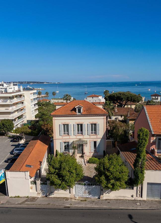 Villa pour 10 personnes, avec Balcon et Terrasse ainsi que Jardin et Piscine dans Golfe-Juan