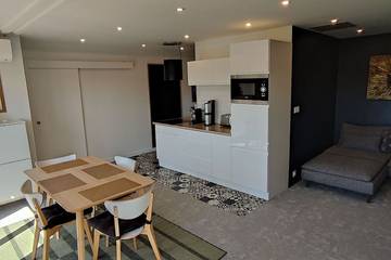 Gîte pour 4 personnes, avec jardin à Charmeil