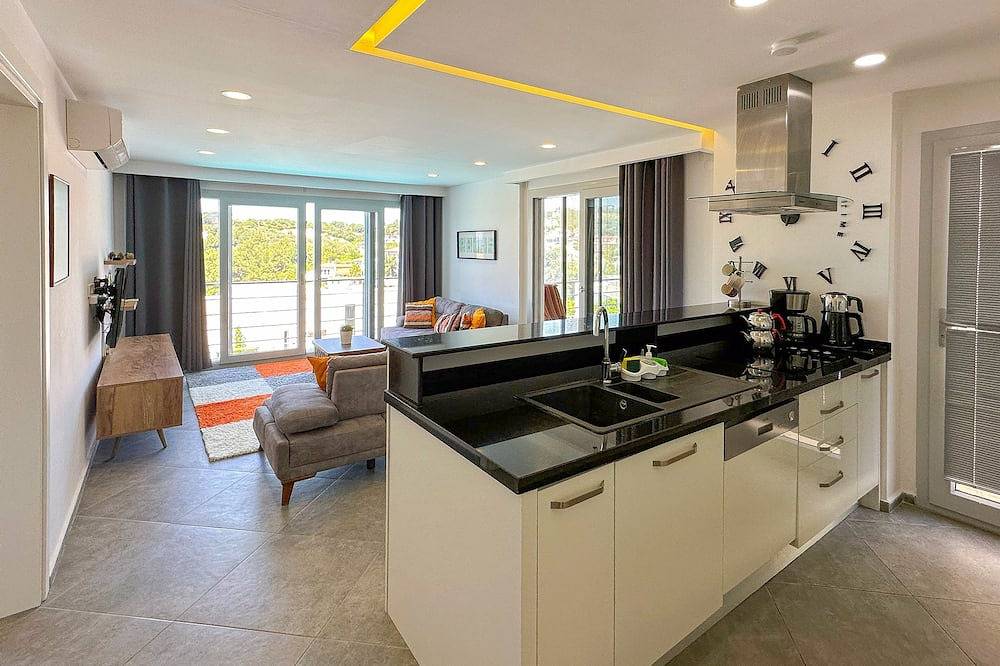 Entire apartment, Lavender Poolside D3 – Stunning Seaview Apt with Private Pool & Terrace in Kusadasi, Aydın Province